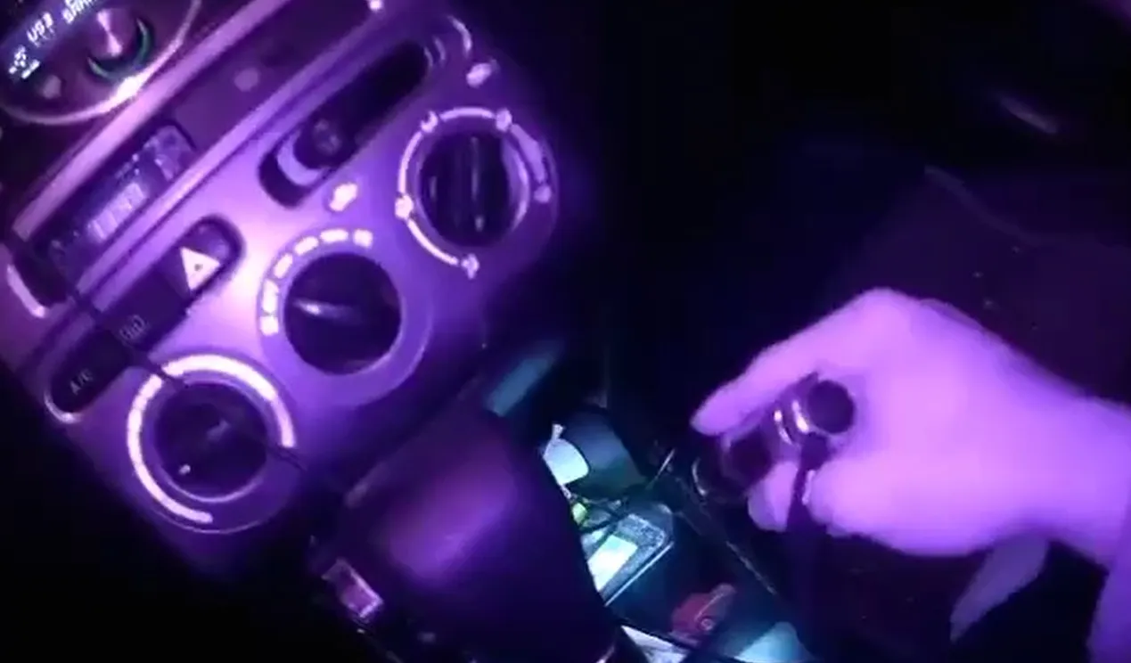 警方在車上發現不明粉末。翻攝畫面