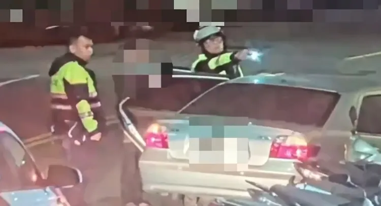 員警攔查違停小客車。翻攝畫面