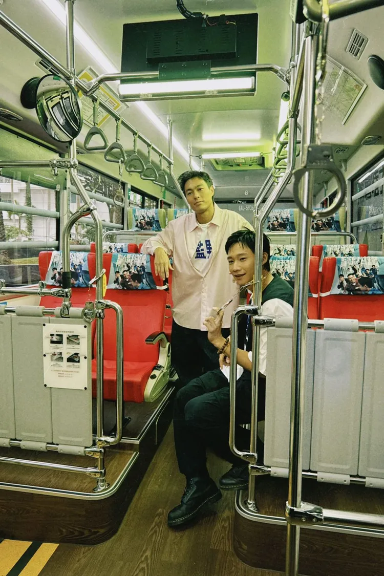 楊祐寧和黃冠智上「囚車」。王思穎攝