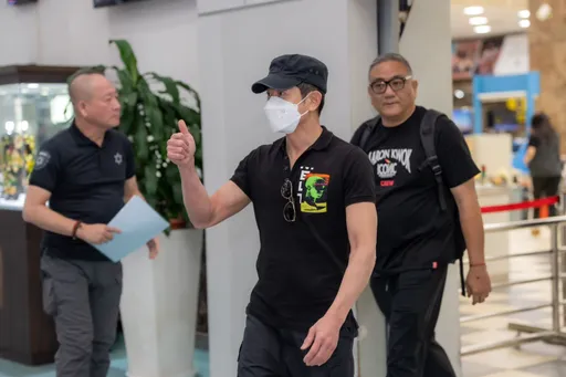 郭富城60岁大寿升格三宝爸　飞奔高雄宠粉机场玩自拍