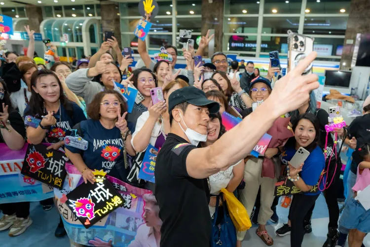 郭富城與守候的粉絲玩自拍。iMe TW提供