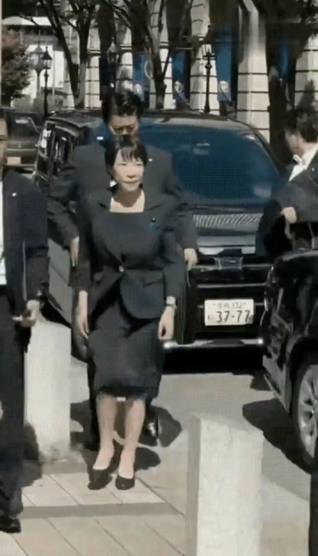 高市早苗保母车的车牌挨轰辱华。翻摄自X @GUTS_1997