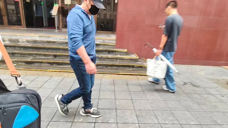 遠航前董事長張綱維一度判決後一度被交保戴著電子腳鐐離開法院，如今他有3最判刑定讞，確定要入監服刑。資料照片。張欽攝
