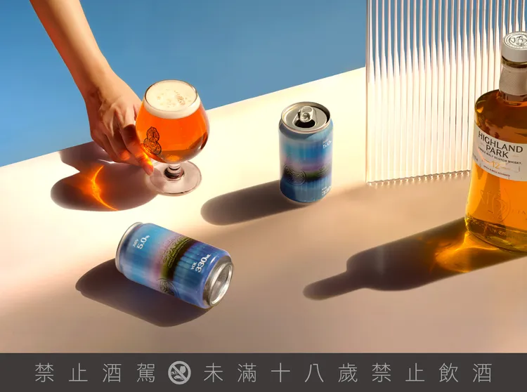 清爽拉格呈現琥珀色澤，焦糖餅乾、烤吐司與草本辛香互相堆疊，高原騎士的石楠花蜜燻香在尾段浮現，風味乾淨平衡。業者提供