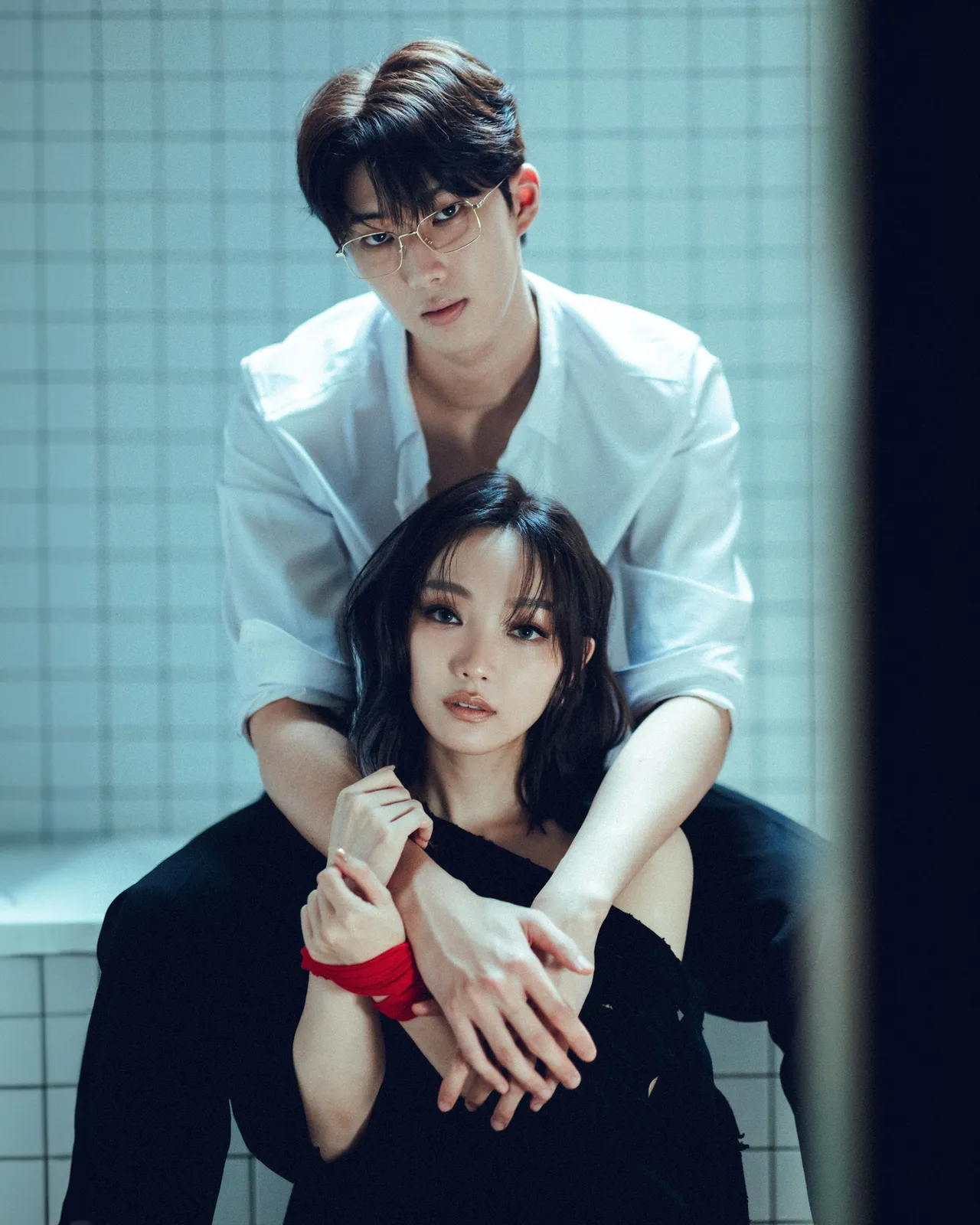 阎奕格(前面)挑战演出一个被困在有毒关系里、毫无反抗能力的女性角色。格声娱乐有限公司提供