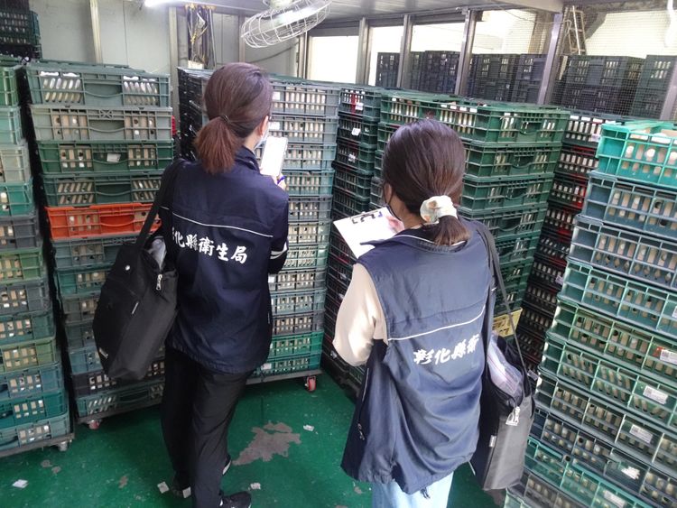 蛋雞羽毛芬普尼殘留爆表 彰縣府研判:飼主直接對雞用藥除蟲