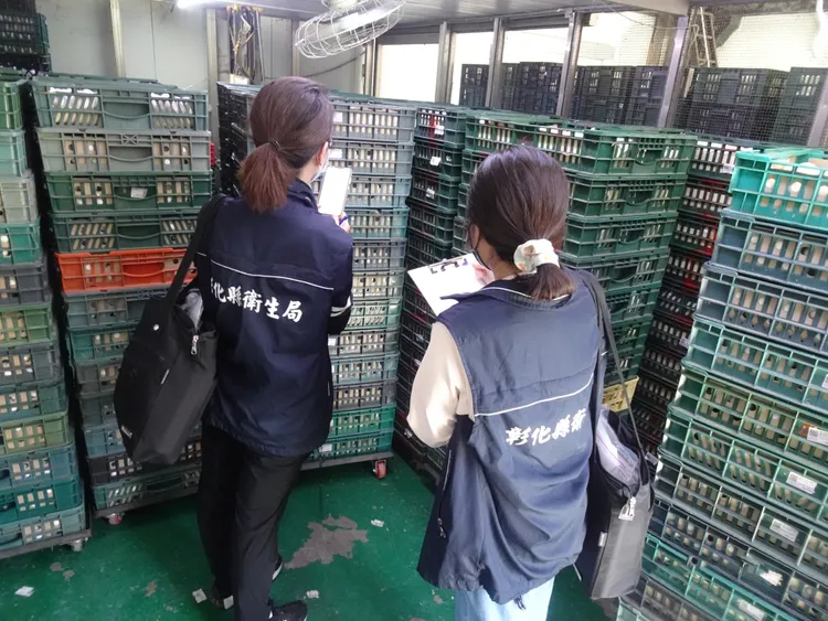 彰化縣府二度採驗蛋雞場在雞蛋、羽毛及代謝物驗出芬普尼，研判應是飼主直接在雞隻身上用藥除蟲。彰化縣府提供