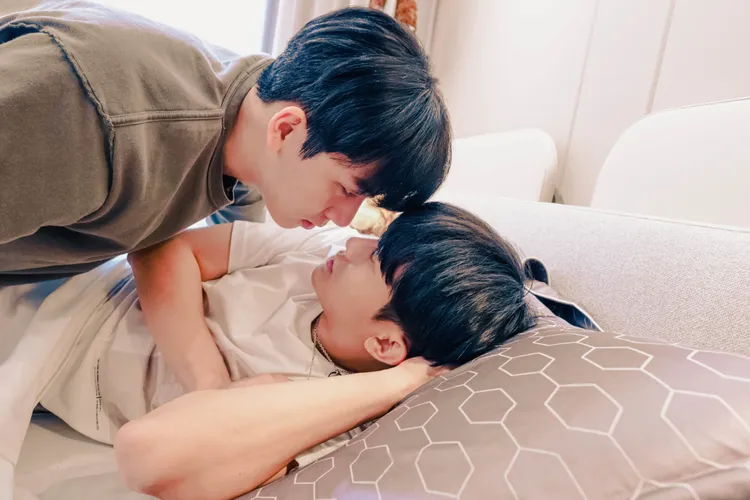 葛兆恩（上）、紀成澔演出「賴床吻」糖分爆表。結果娛樂提供