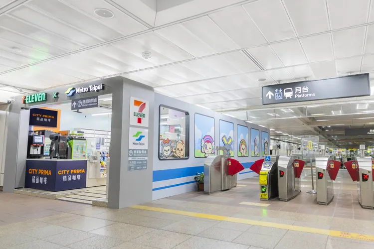 全台首間「7-ELEVEN X Metro Taipei聯名店」，即日起於台北捷運台大醫院站1號出口閘門旁開幕。7-ELEVEN提供