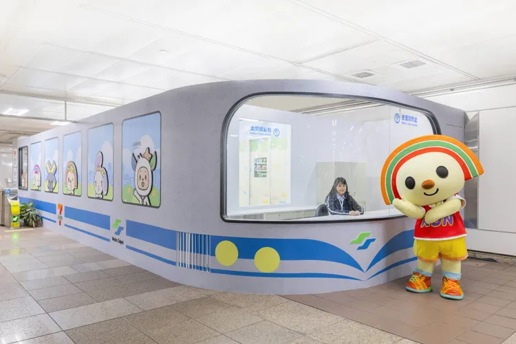 「7-ELEVEN X Metro Taipei联名店」店内复合台北捷运公司询问处，外观设计仿佛驶入月台停靠的捷运列车。7-ELEVEN提供