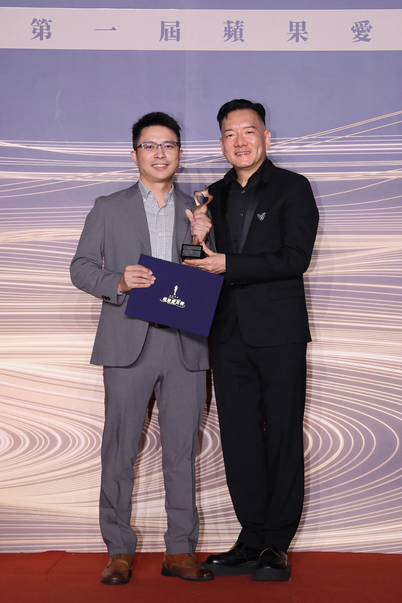 田定丰为医师颁奖，备受感动。庄宗达摄