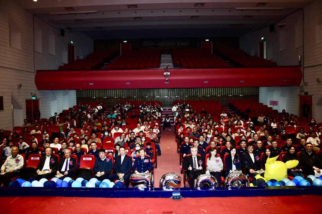 第64届奖学金颁奖典礼大合影。翻摄画面