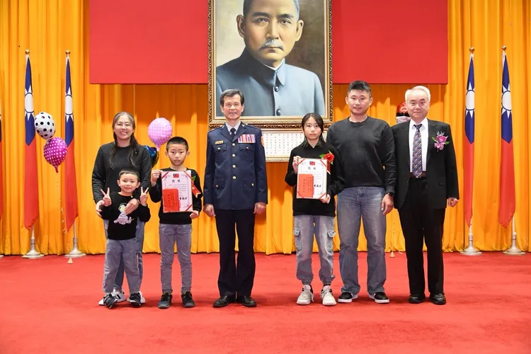 李西河颁发奖学金予受奖学生。翻摄画面