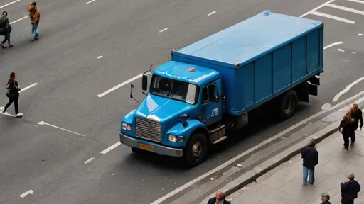 高龄肇事！老翁驾卡车暴冲市场2死18伤　疑似脚麻煞车停不住　