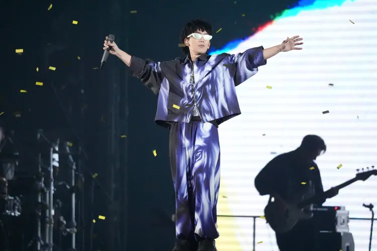 理想混蛋演出掀起萬人大合唱。彭欣偉攝