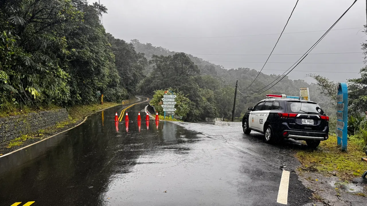 警方設置路障管制進入。翻攝畫面