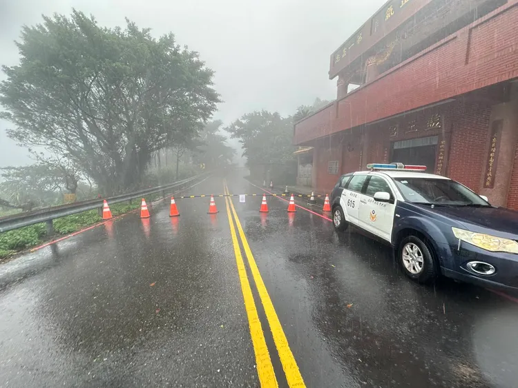 警方設置路障管制進入。翻攝畫面