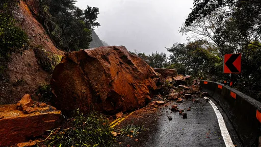台102線22.5K巨石砸落路面　雙向封閉中！估晚間搶通