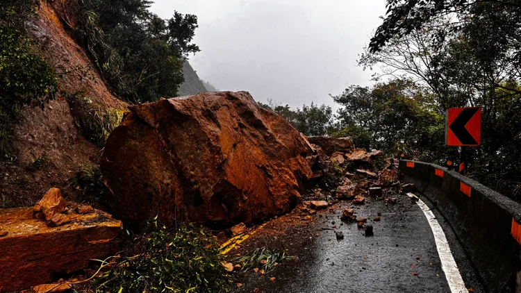 巨石砸落台102線路面。翻攝畫面
