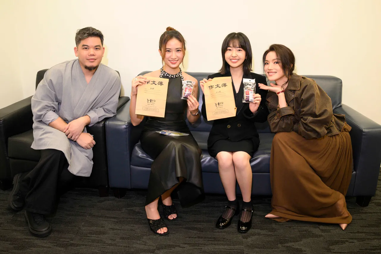 舒淇（右起）、白小櫻、9m88出席新加坡國際影展《女孩》開幕，影展方送上作文簿和堅持膏給兩位演員。甲上提供