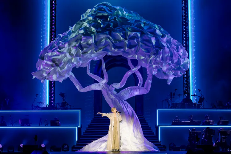舞台中央巨大的白色「永生樹」，造假30萬美金。超級圓頂提供