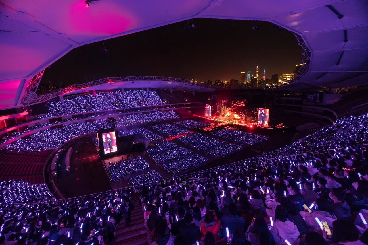 梁静茹首次挑战户外场，座无虚席。超级圆顶提供