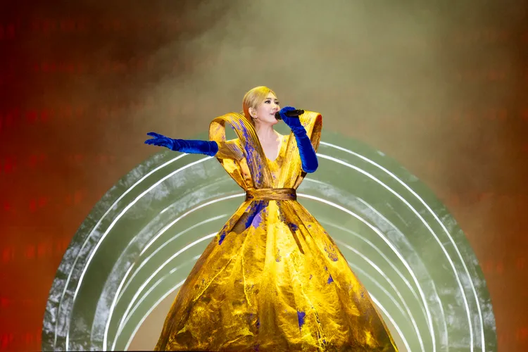 梁静茹昨晚起于上海虹口足球场开唱，首度挑战户外场地。超级圆顶提供