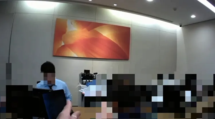 員警到場勸說讓男子打消提款念頭。翻攝畫面