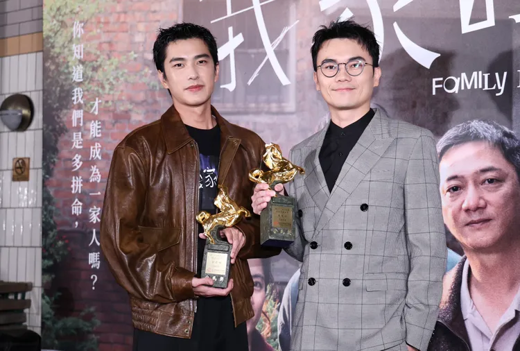 曾敬驊（左）奪下最佳男配角獎，形容獲獎後宛如失憶，右為導演潘客印。莊宗達攝