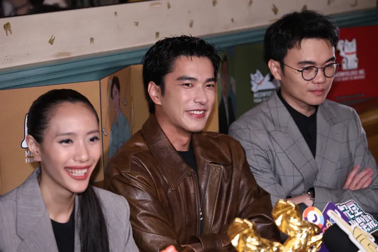 曾敬驊（中）許願得獎後帶爸媽出國。莊宗達攝