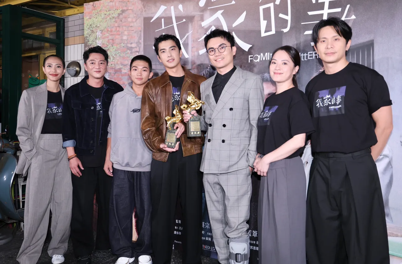 電影《我家的事》奪下2座金馬獎，劇組凌晨開心慶功。莊宗達攝