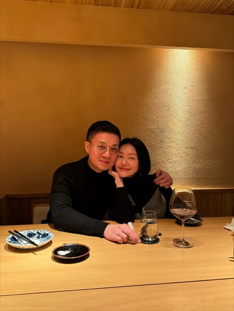 Lily分享爸爸許雅鈞和媽媽小 S耍恩愛。翻攝Lily IG