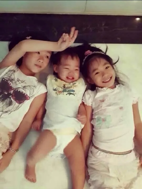 三姊妹小時候模樣。翻攝Lily IG