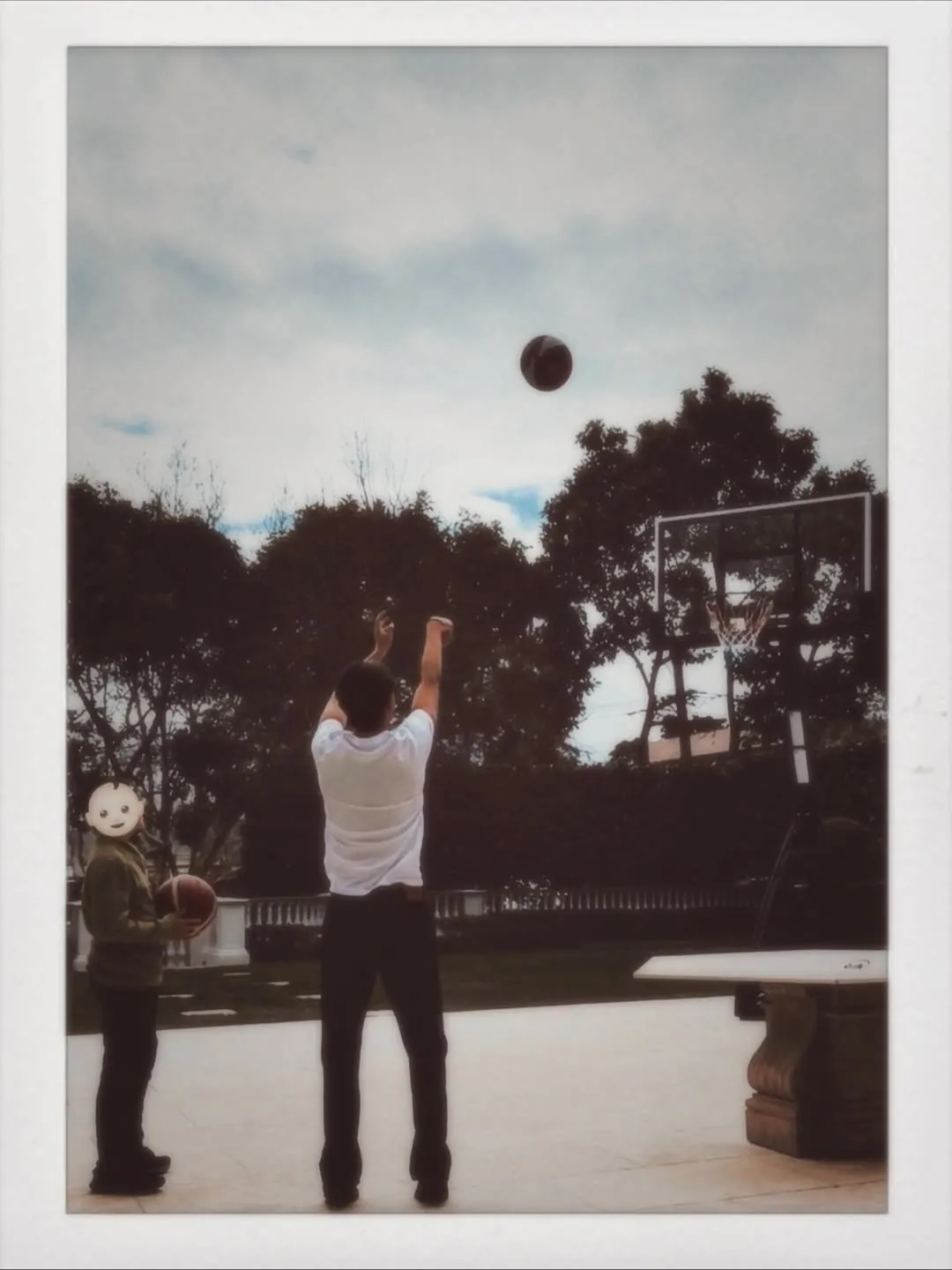 Lily貼出高壯男投籃背影，引來網友好奇。翻攝Lily IG