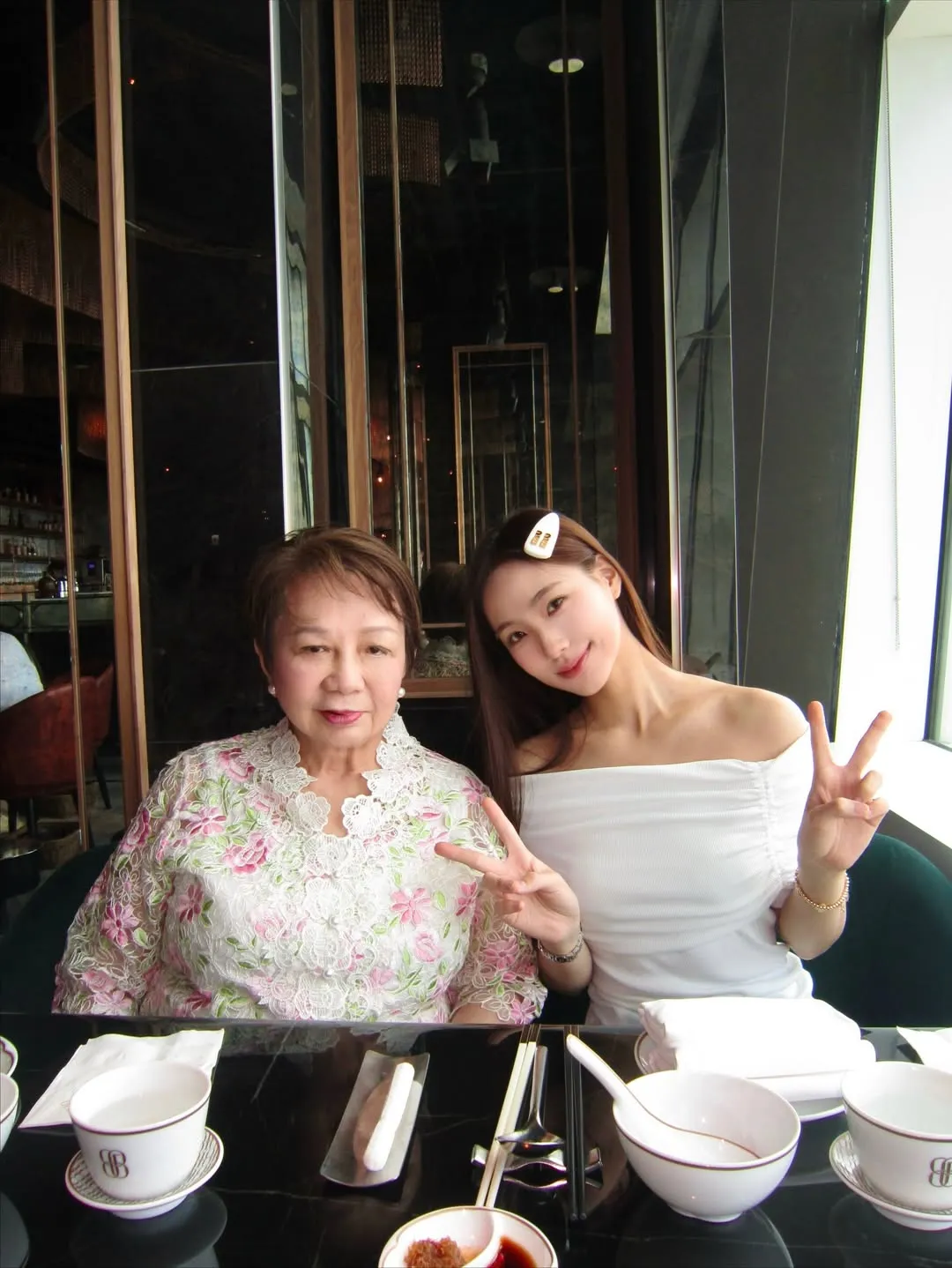 Lily陪奶奶用餐。翻攝Lily IG