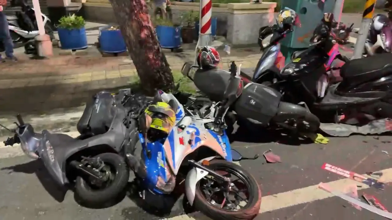 轿车撞上待转格内8台机车，造成1死8伤。翻摄画面