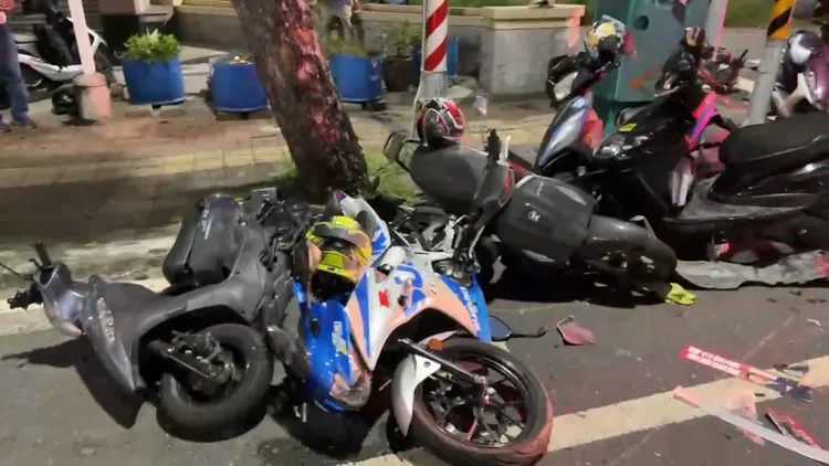 轎車撞上待轉格內8台機車，造成1死8傷。翻攝畫面