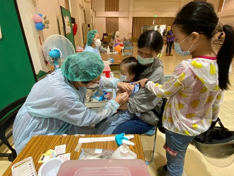 疾管署今（9）日提醒全台医护人员，执行疫苗接种作业时，一定要严格遵守「三读五对」原则。示意图。资料照