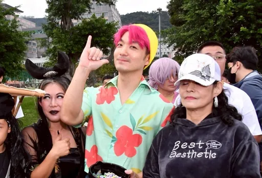 蒋万安扮《Kpop猎魔女团》人气角色Abby　天母万圣节吸40万人朝圣