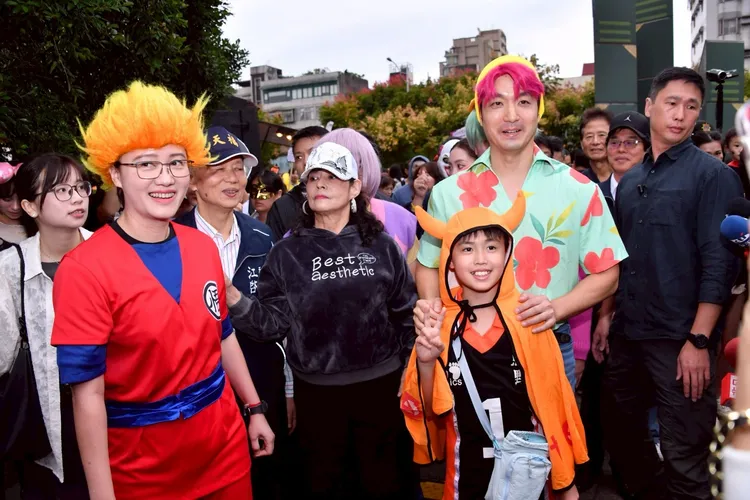 萬聖節嘉年華登場，蔣萬安扮成《Kpop獵魔女團》Abby 。北市府提供