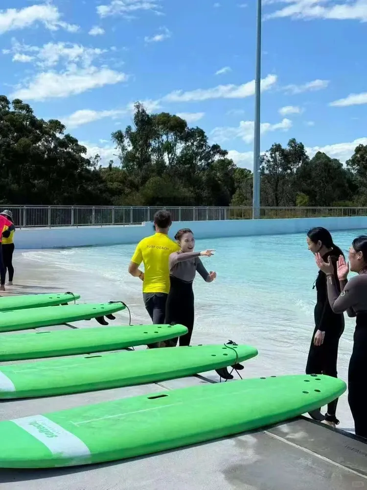 何超蓮練習衝浪。翻攝Crystal在澳洲小紅書