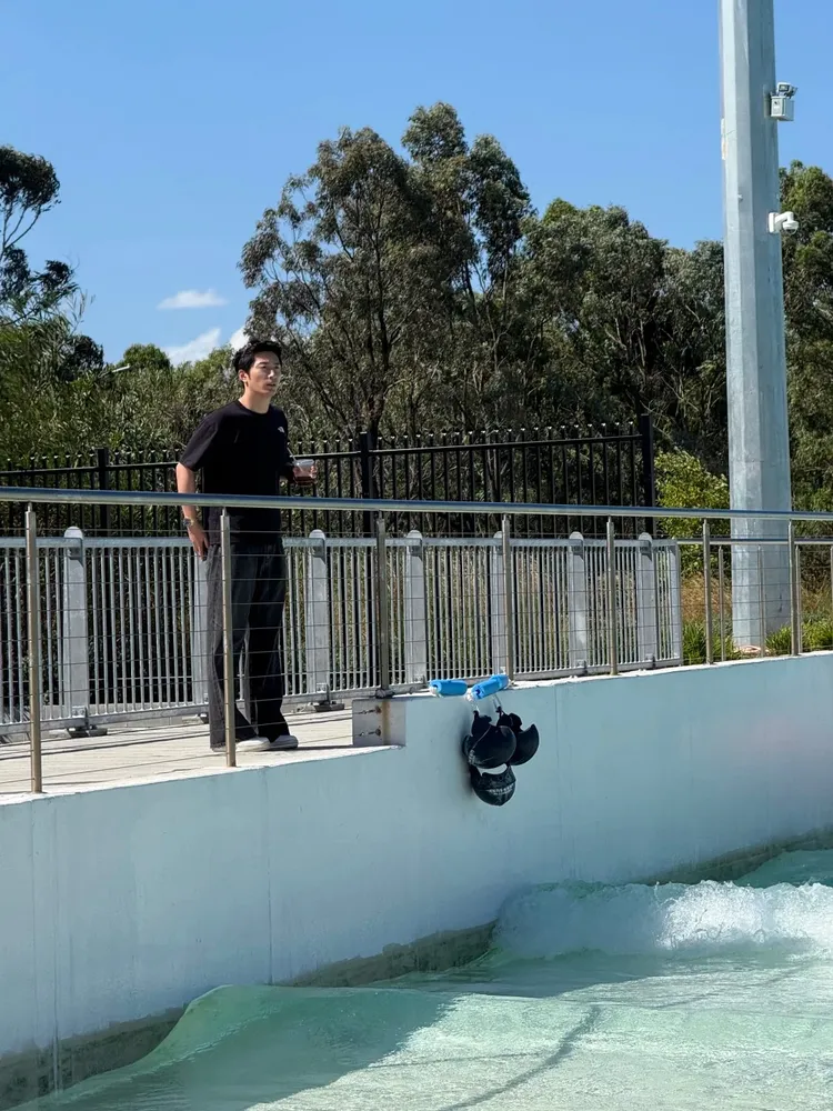 竇驍拿著飲料看老婆衝浪。翻攝優雅的貓小紅書