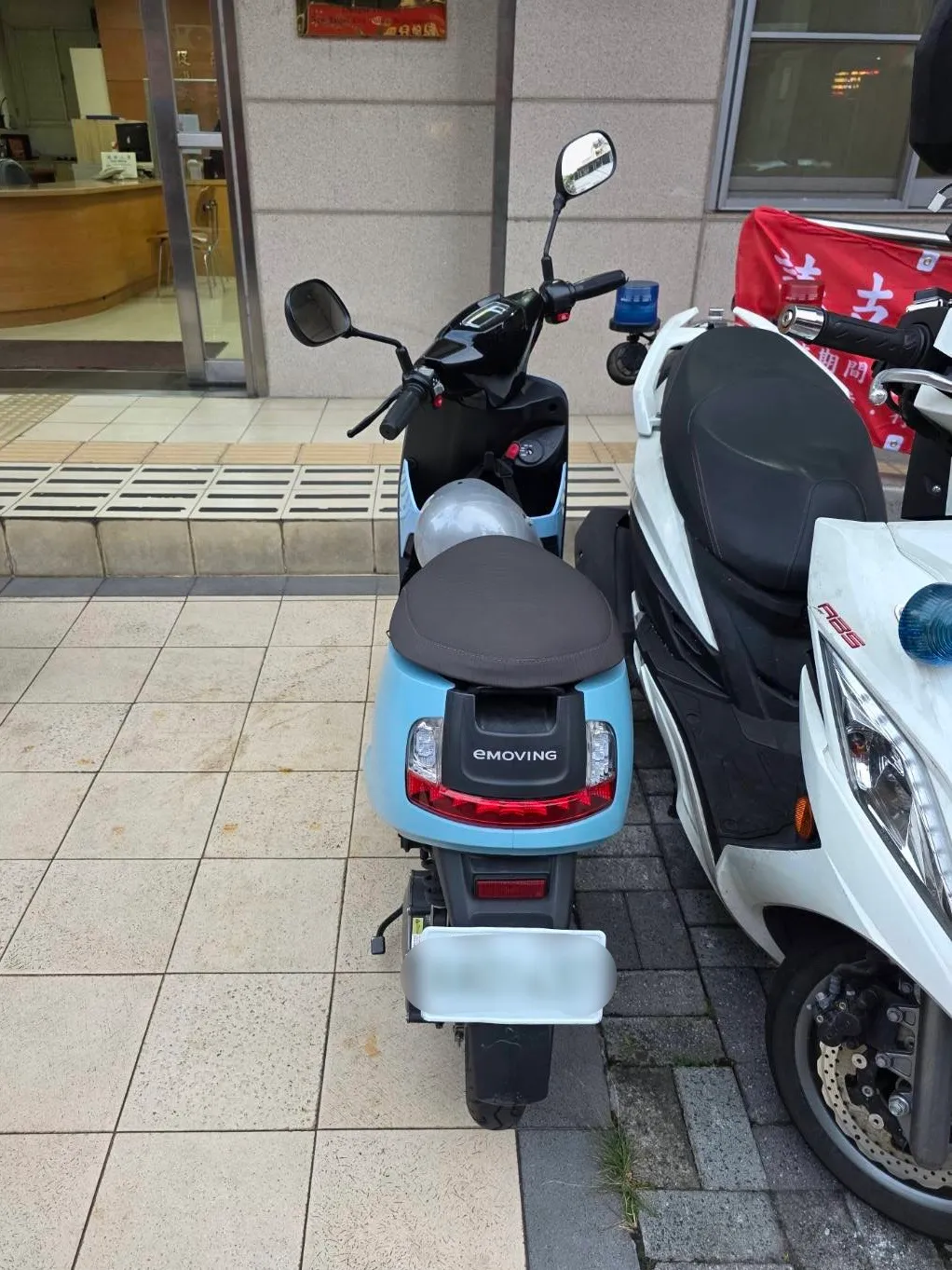 呂男所騎乘微型電動二輪車。翻攝畫面