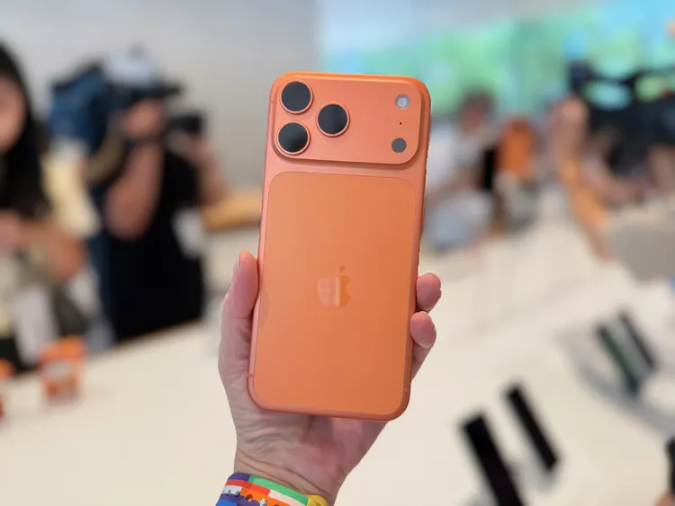 十月手机降价榜出炉，iPhone 17 Pro Max夺下本月降价王，三星Galaxy Z Fold7累积降幅近1.7万元居次。赵筱文摄 