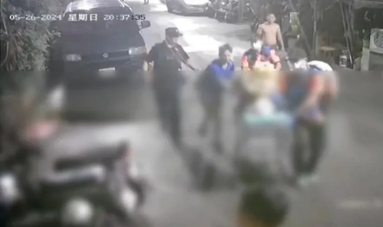 黎姓男子被刺中上臂、頸部，頸部傷及動脈，造成大量出血、傷重不治。翻攝照片