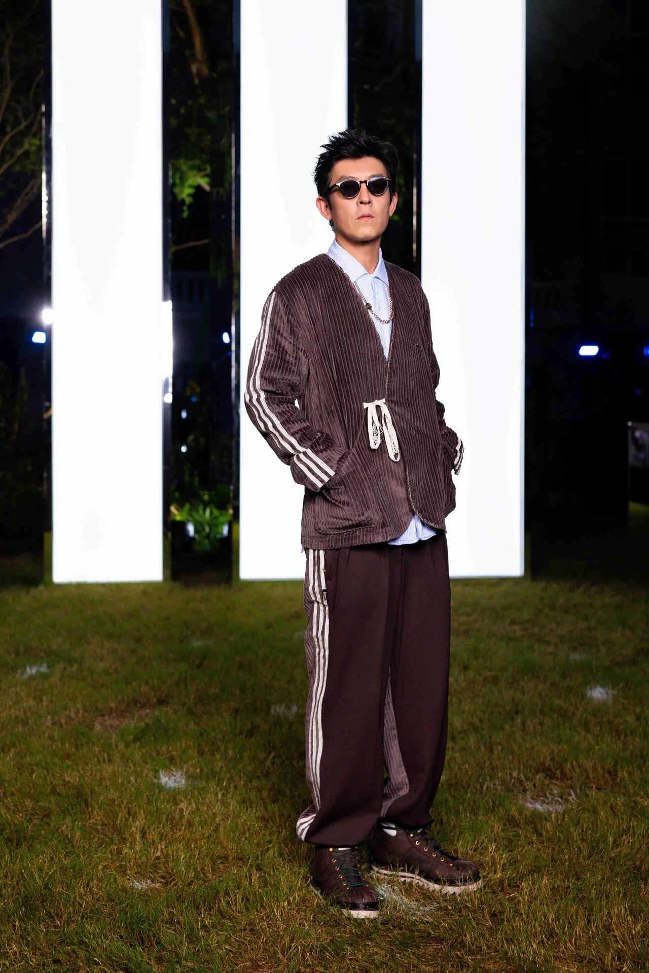 陳冠希身上的燈芯絨外套透過繫繩元素，將東方柔美風格融入西式外套中。品牌提供