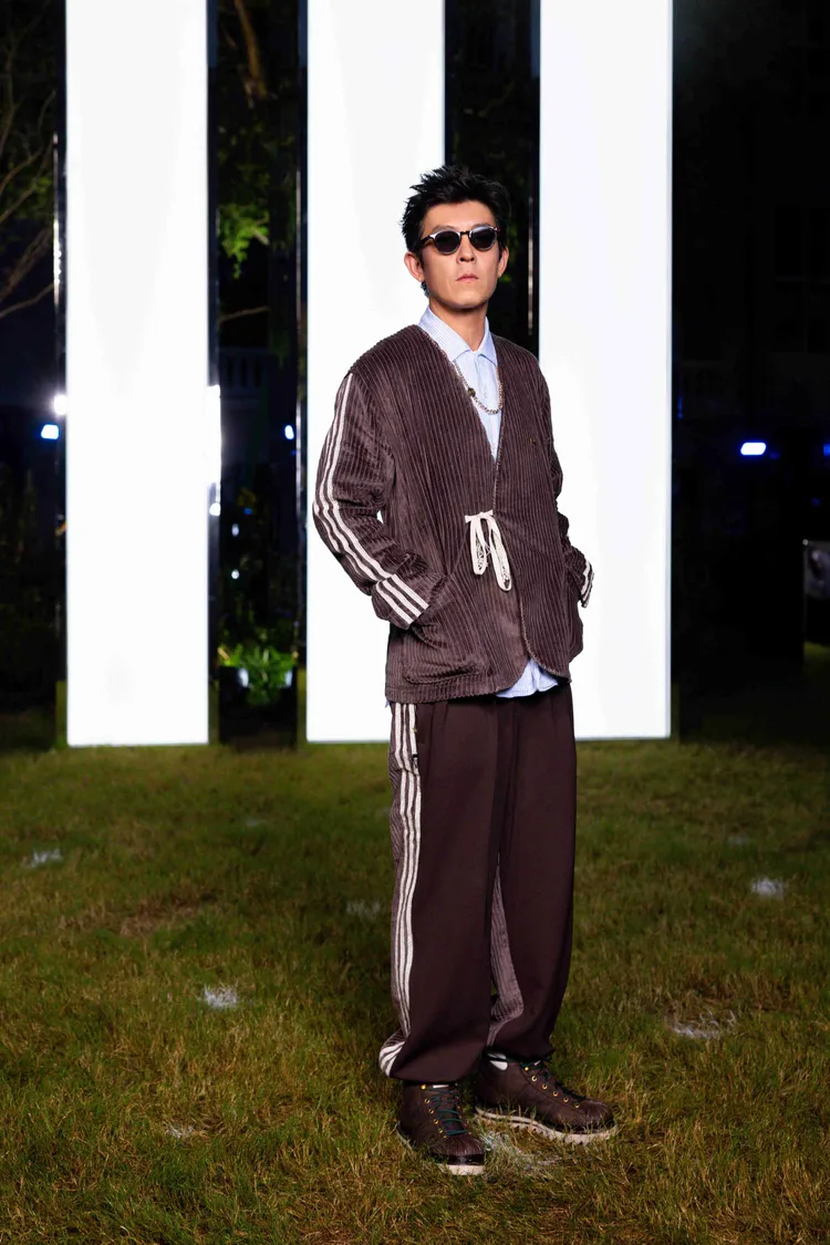 陳冠希身上的燈芯絨外套透過繫繩元素，將東方柔美風格融入西式外套中。品牌提供