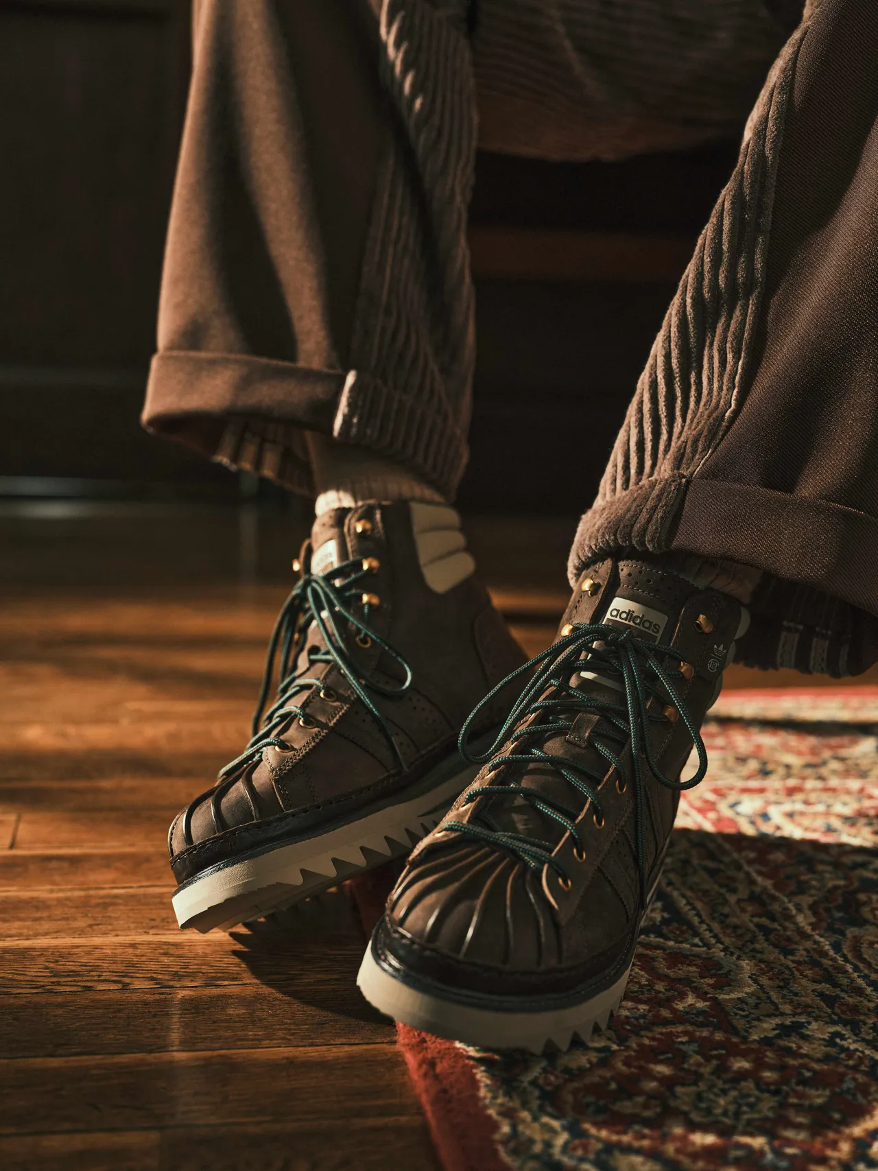 聯名鞋款CLOT Pro Model以適合冬季穿搭的中幫靴款樣式呈現。品牌提供