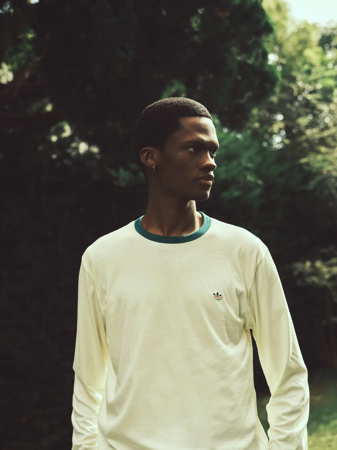 刺繡長袖T恤上的徽章設計靈感源自大學校徽傳統。品牌提供