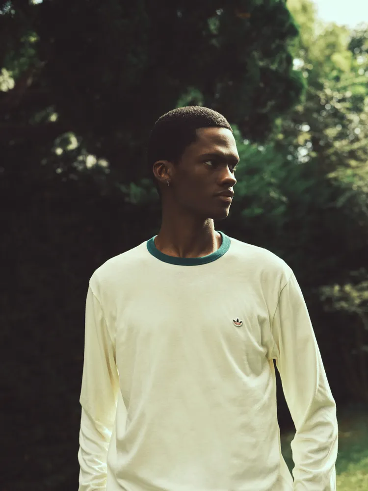 刺繡長袖T恤上的徽章設計靈感源自大學校徽傳統。品牌提供